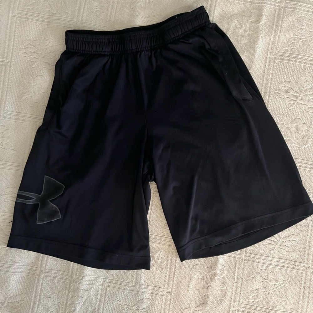 Under ARMOR men’s athletic shorts. SIZE small
BLACK with pockets